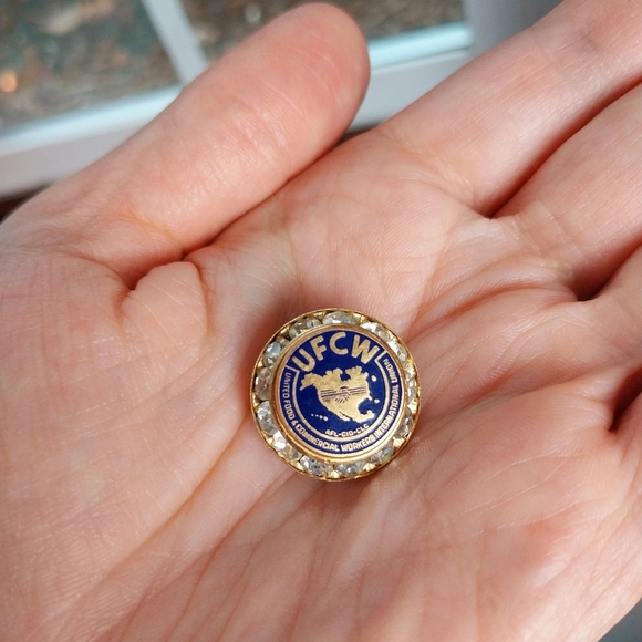 Mid-century Vintage United Food and Commercial Workers Union UFCW Pin Lapel Pin - Picture 2 of 6